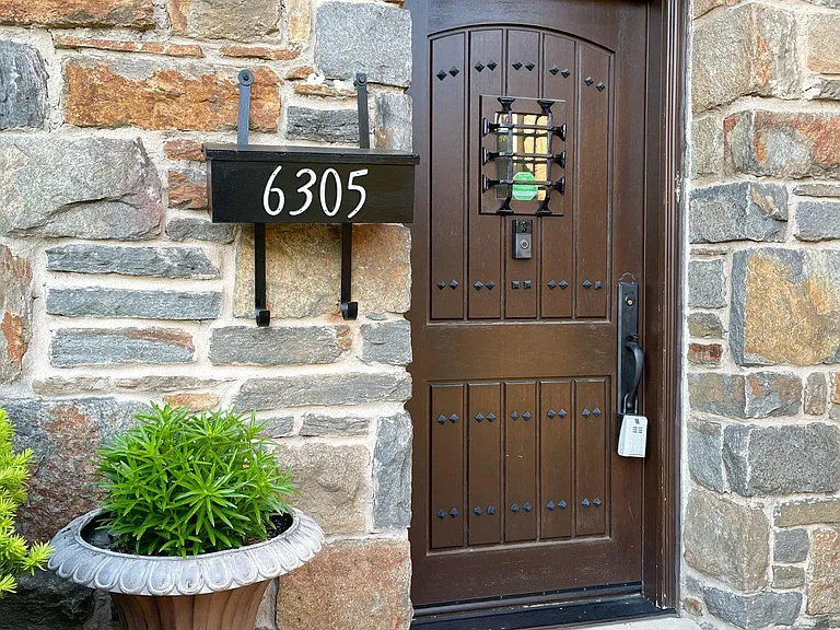 6305 E Fordham Dr — Photo 2