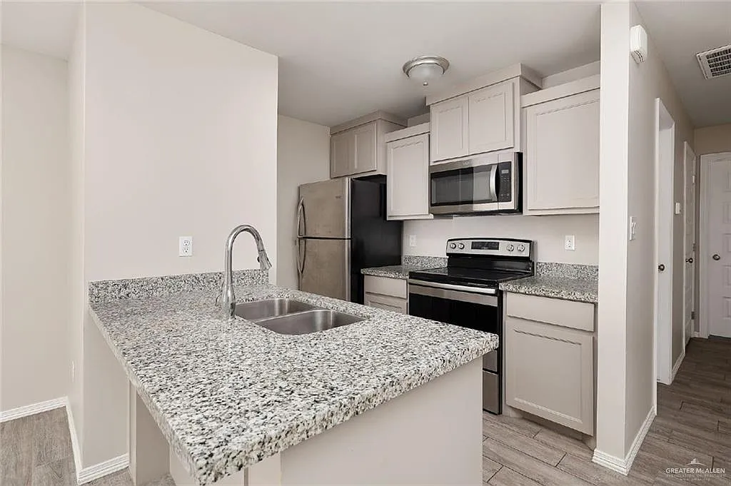 1105 W Kennedy St — Photo 3