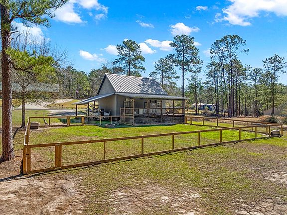 4th image of 585 Pinehurst Dr