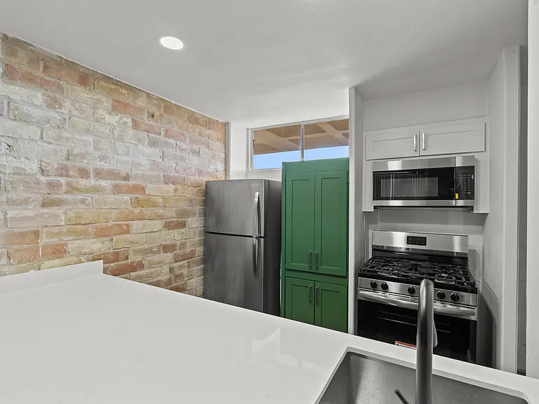 Four Oaks Apartments — Photo 41