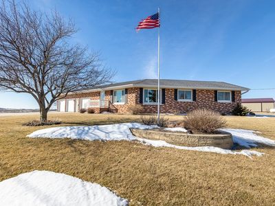 1985 200th Ave, Manchester, IA, 52057
