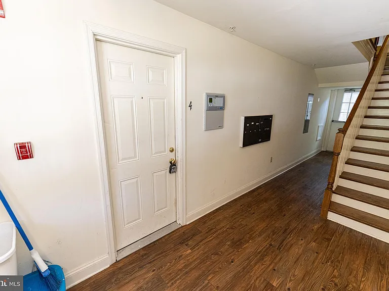 802 Travers St #4 — Photo 6