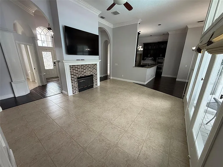 325 Leslie Ln — Photo 5