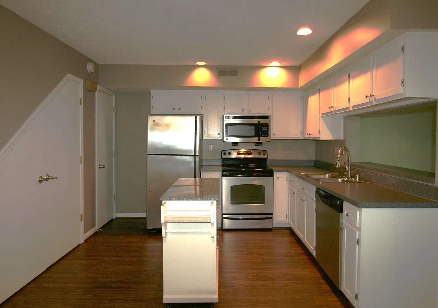 2 bed, 1.5 bath, 1300 sqft, $1,599 — Photo 2