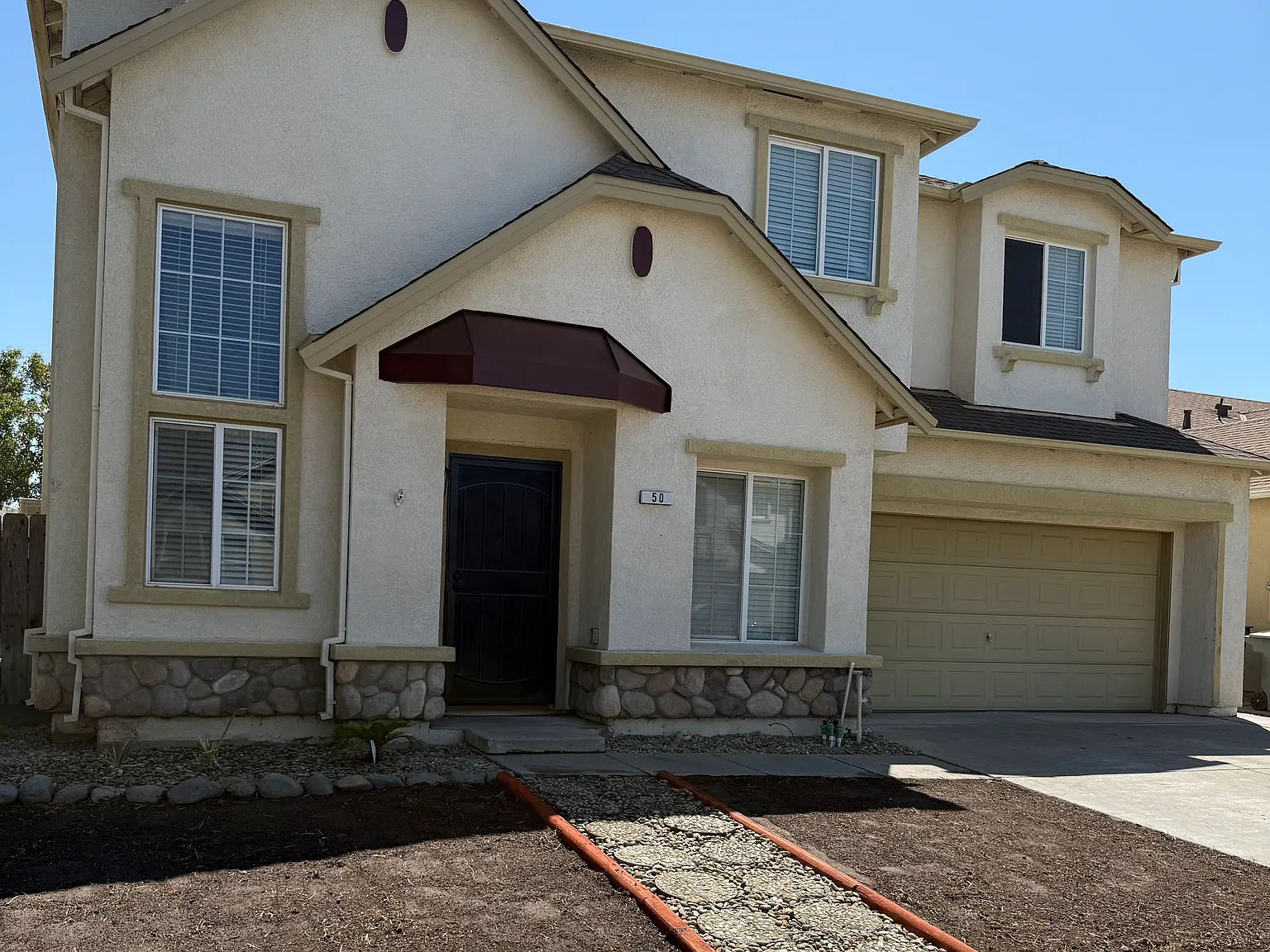4 bed, 2.5 bath, 1945 sqft, $2,300 — Photo 1
