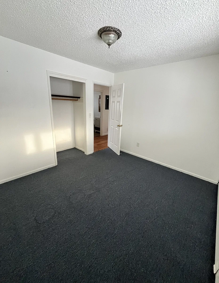 Building Photo - 3637 Thompson Ave #2