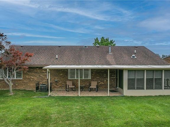 2nd image of 1036 Carson Ln