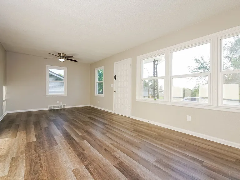 1692199_021_living_room_13184129.jpg