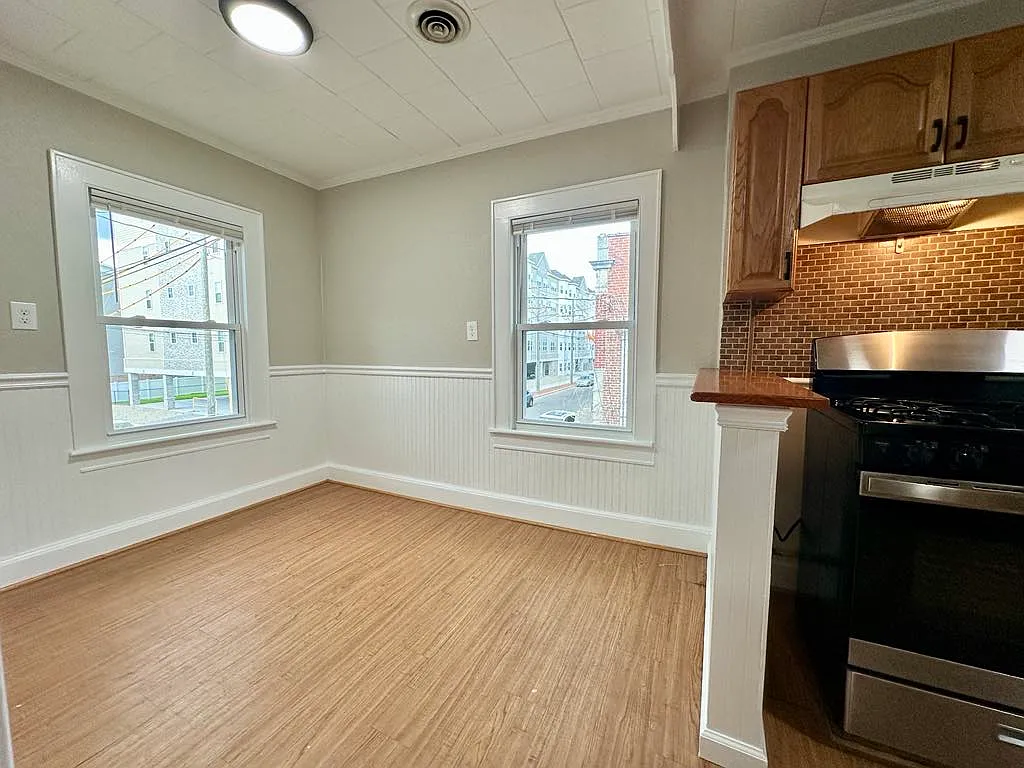 3 bed, 1000 sqft, $2,100 — Photo 3