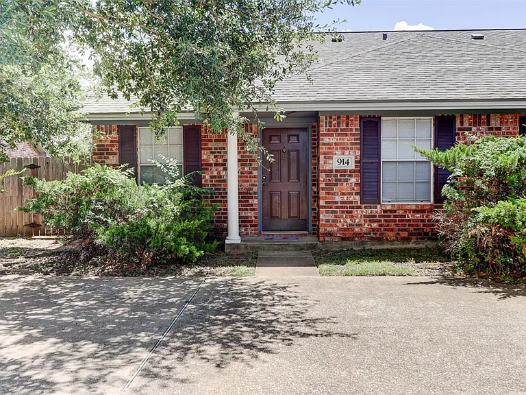 914 Sun Meadow St — Photo 2