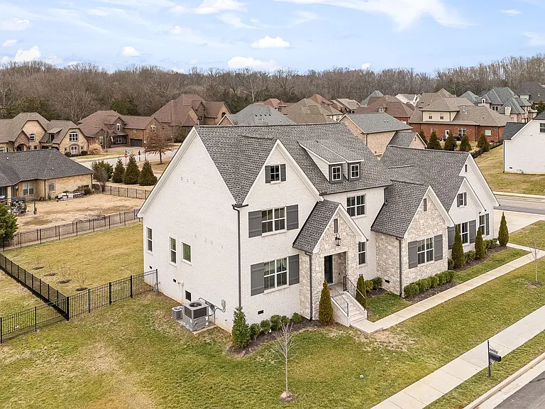 805 Regimental Dr — Photo 3