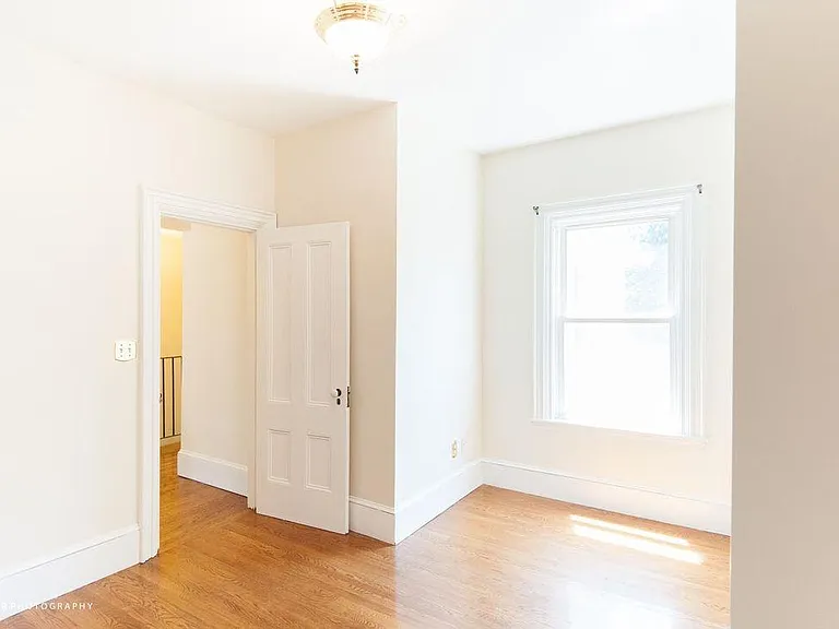 527 E 4th St #1 — Photo 18