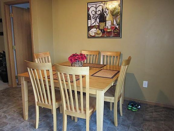 Spacious eating area in kitc