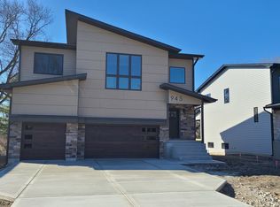 945 E Red Oak St, Addison, IL 60101