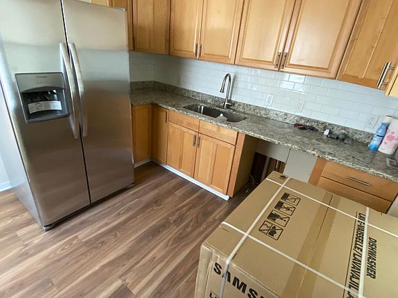 Kitchen- all new appliances and granite counter tops!