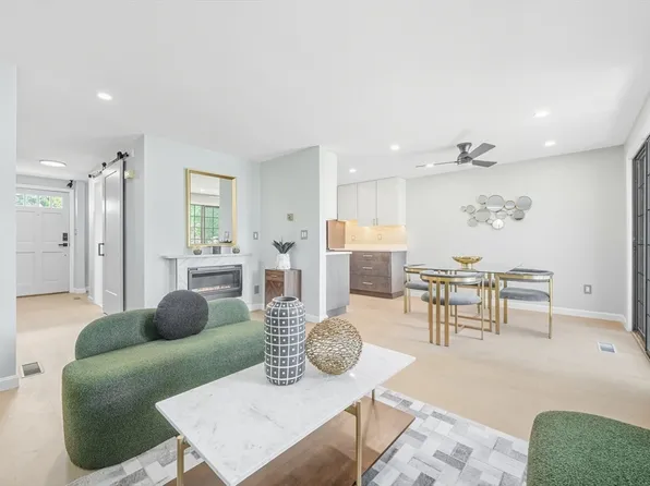 261 Apache Way Unit 261, Tewksbury, MA 01876