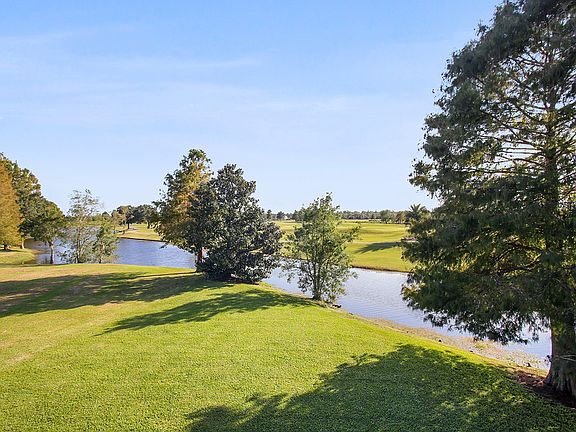 2nd image of 17 Fairway Oaks Dr