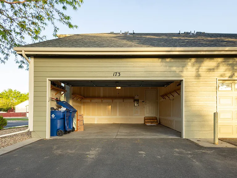 173 Lindenwood Ave — Photo 2