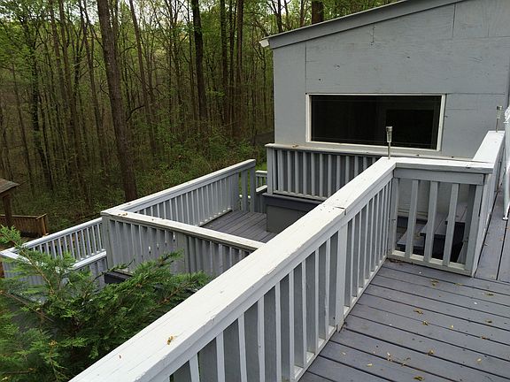 Deck levels & screen room 