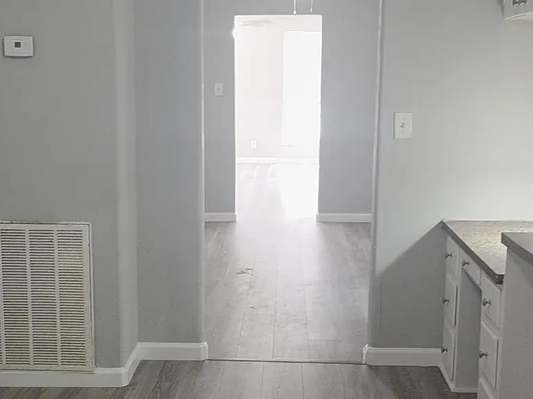 407 E Homan St — Photo 12