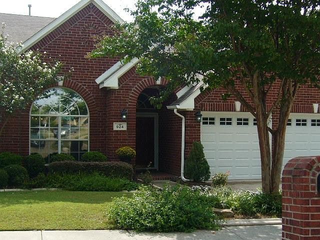 1st image of 924 Wooded Creek Ln