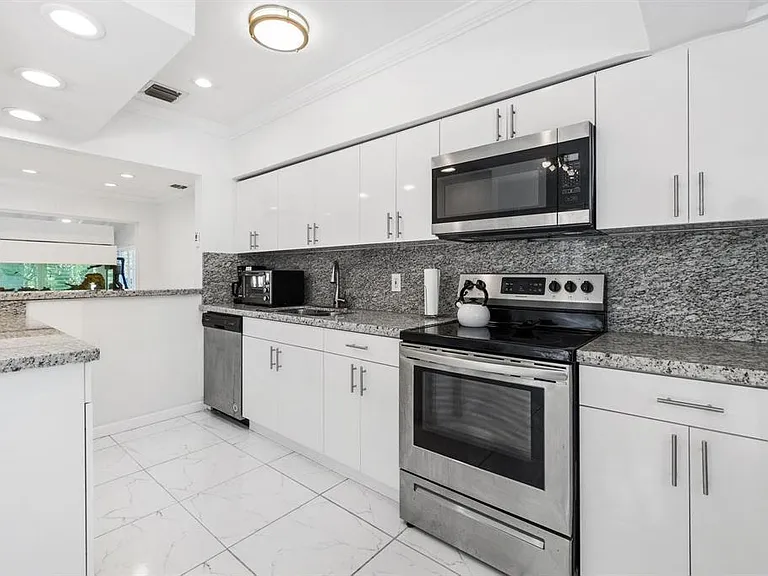 2440 SW 16th St — Photo 19
