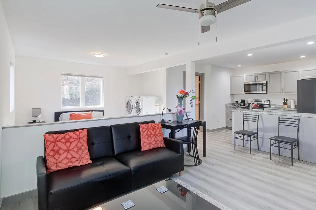 Studio, 650 sqft, $1,500 — Photo 4
