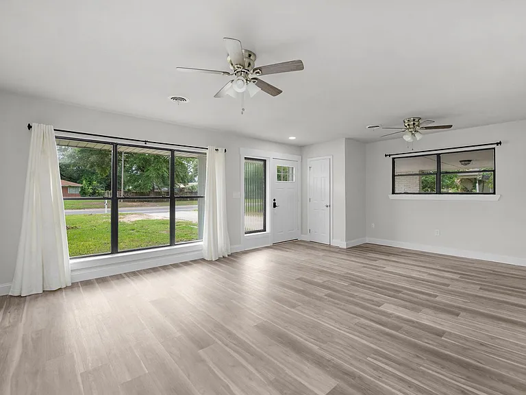 3760 Bayou Blvd — Photo 13