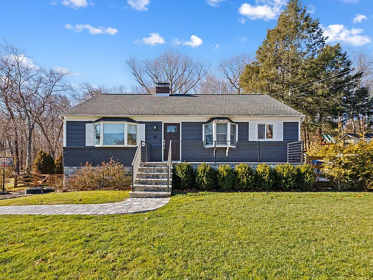 44 Oakridge Rd — Photo 1