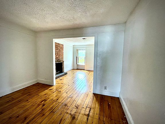 2nd image of 391 Sackett St #3
