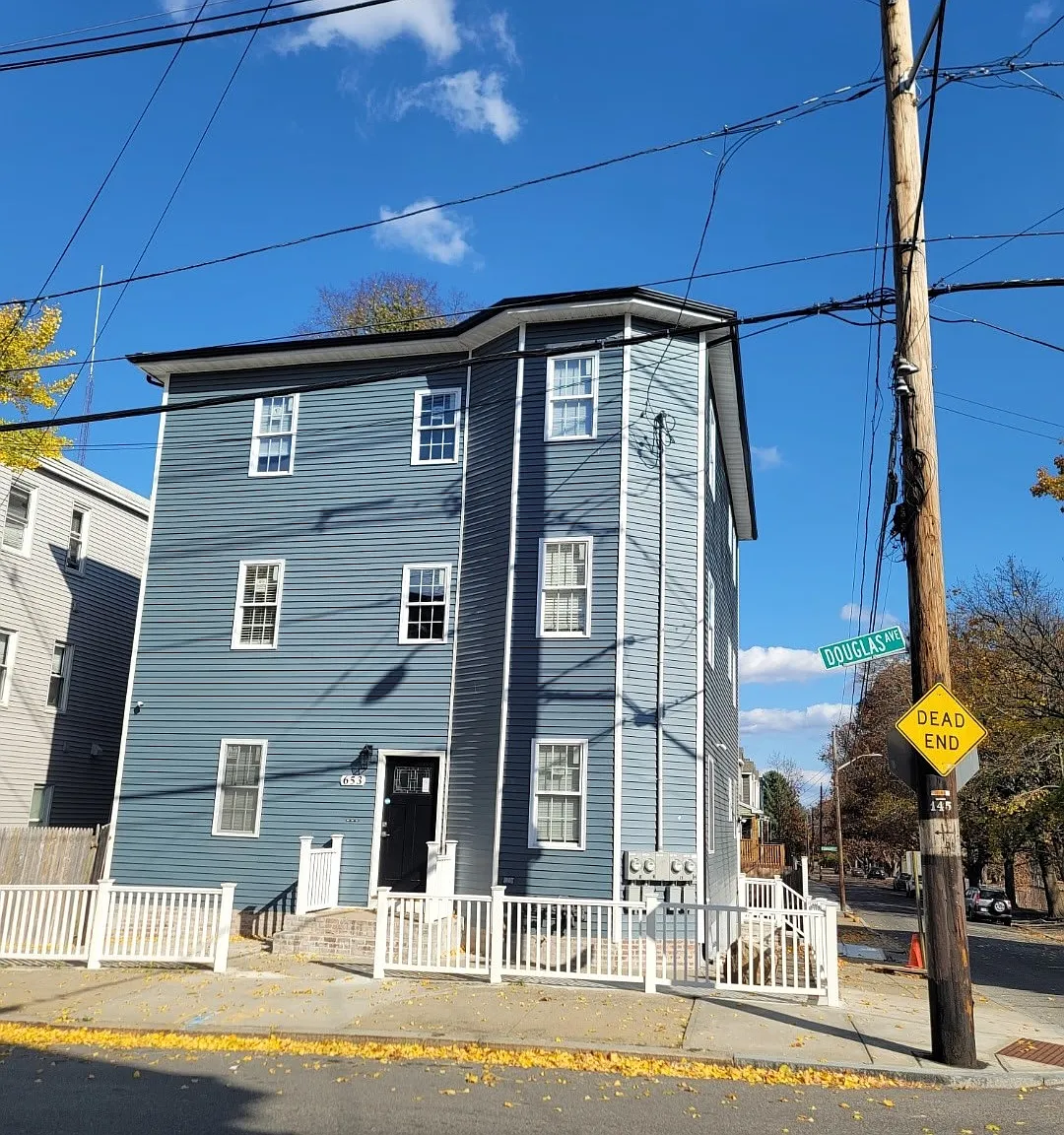 3 bed, 1200 sqft, $2,450 — Photo 1