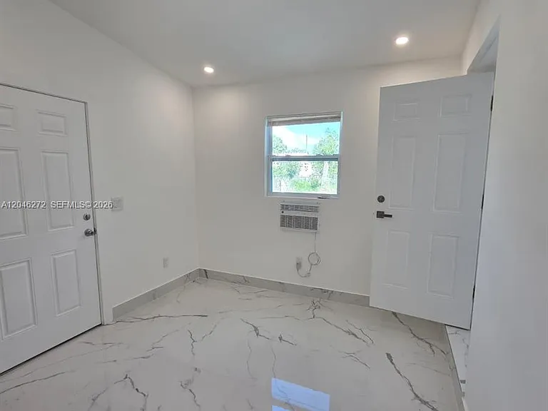 305 SE Airoso Blvd — Photo 25