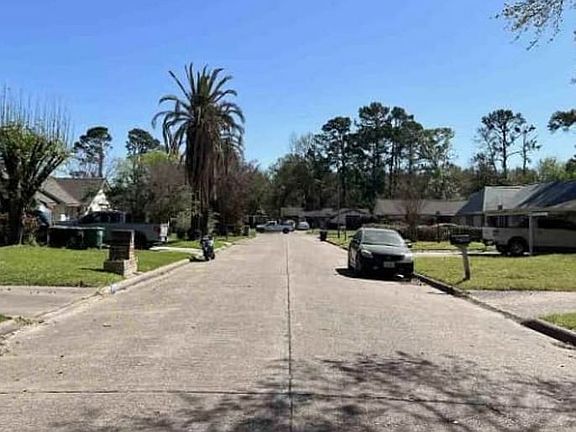 Exterior Neighborhood (street photo)