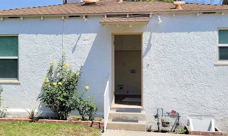 559 E Providencia Ave — Photo 3