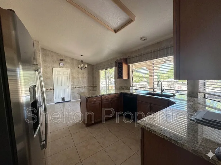 9418 W Tonto Ln — Photo 9