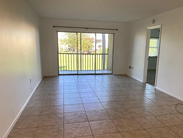 2 bed, 940 sqft, $1,600 — Photo 3
