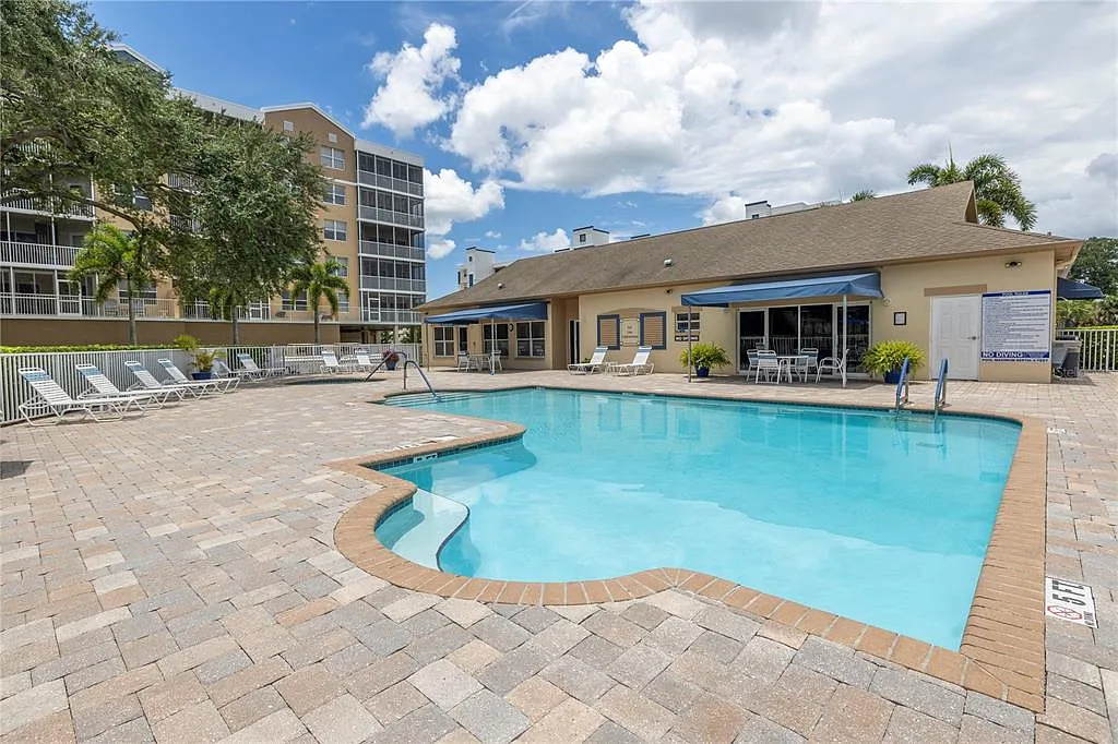 2 bed, 2.0 bath, 1324 sqft, $2,000 — Photo 1