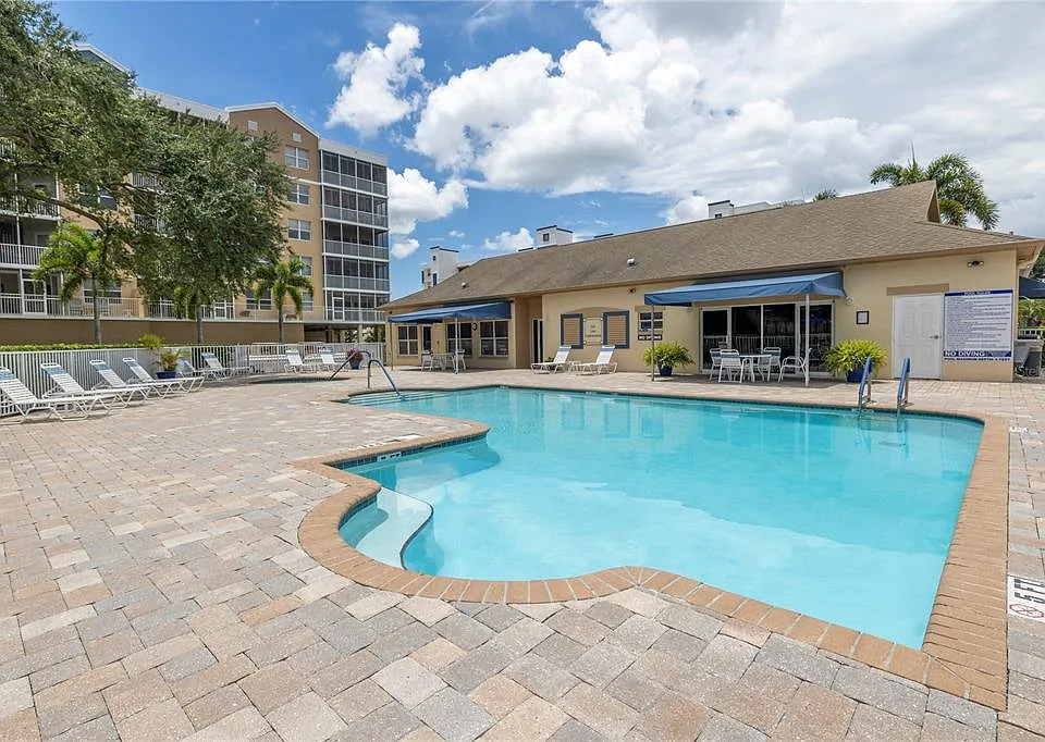 960 Starkey Rd #2202