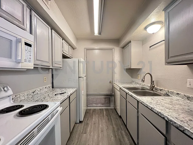 1108 N Elm St #3 — Photo 1