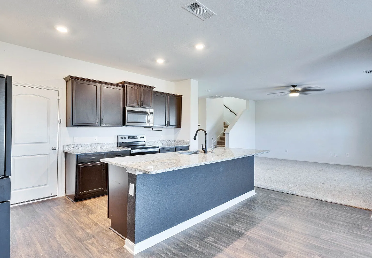4 bed, 2.5 bath, 2212 sqft, $2,180 — Photo 4