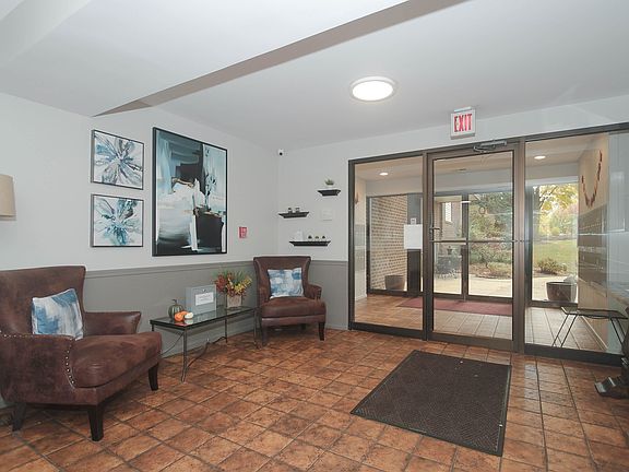 2nd image of 1200 W Northwest Hwy APT 204