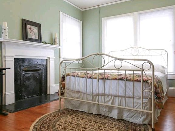 Comfortable bedroom with Large Closet