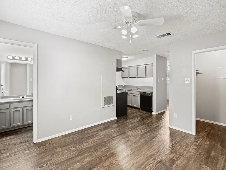 Awesome open Studio Apartments Close to Downtown — Photo 13