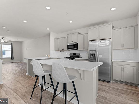 3rd image of 7811 Amalfi Ln
