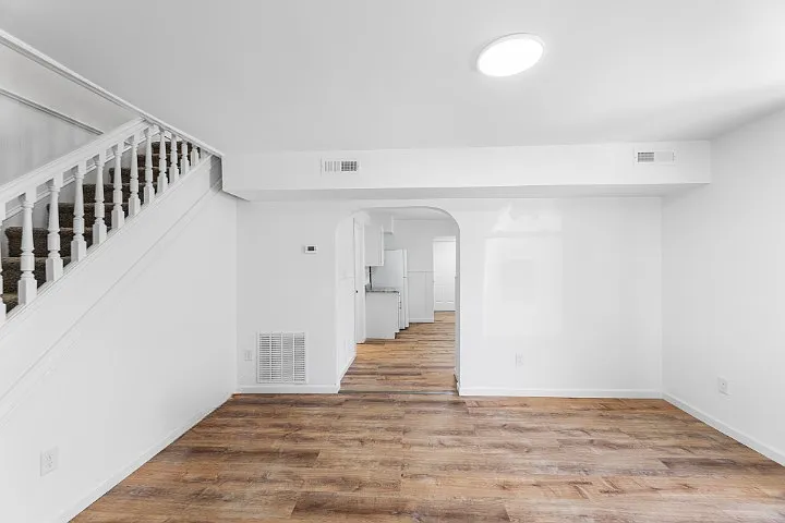 702 Hughlett St — Photo 6