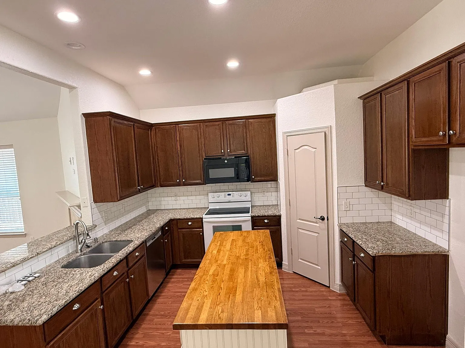 3 bed, 2.0 bath, 1690 sqft, $1,900 — Photo 2