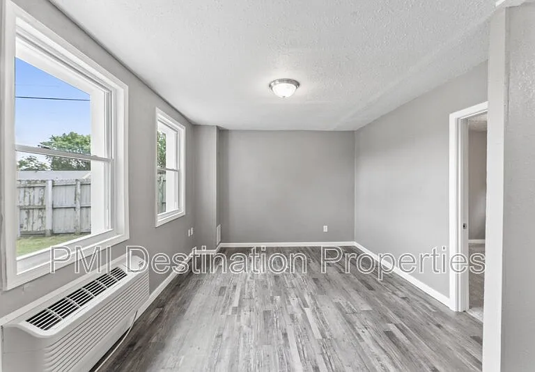 915 E Hayward Ave — Photo 6