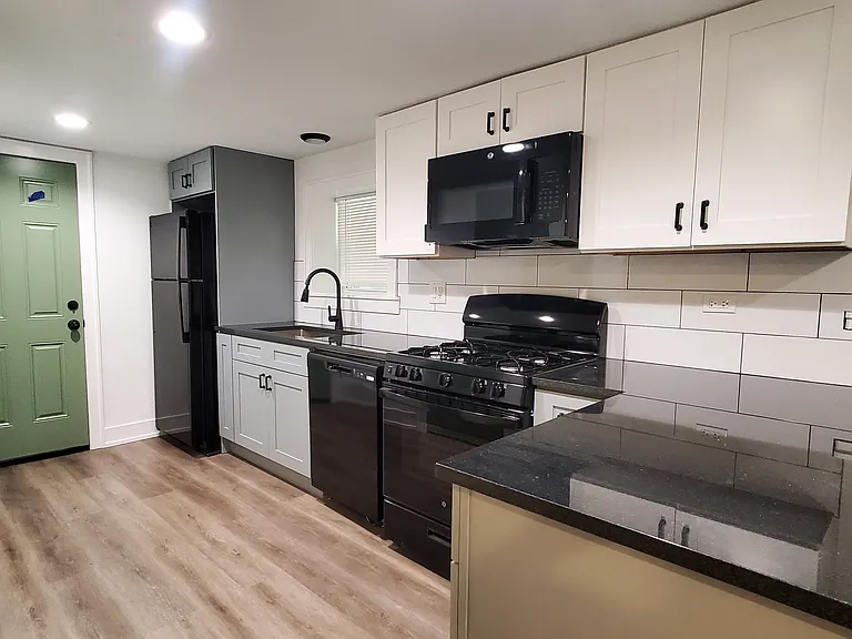 2226 W Argyle St #B1 — Photo 5