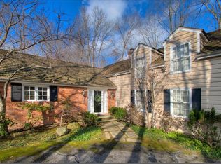 60 Windrush Dr, Moreland Hills, OH