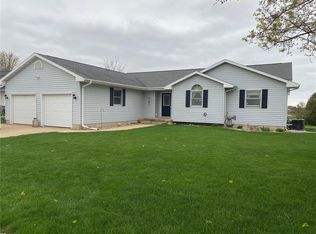 723 Boulder Dr, Center Point, IA 52213